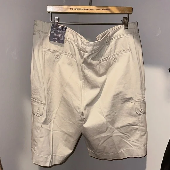 St. John's Bay Men's Cargo Shorts in Khaki, Size 44, NWT - Picture 4 of 6